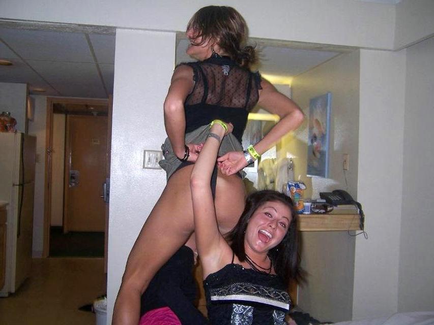 10P Drunk teens in amateur home porn pictures
