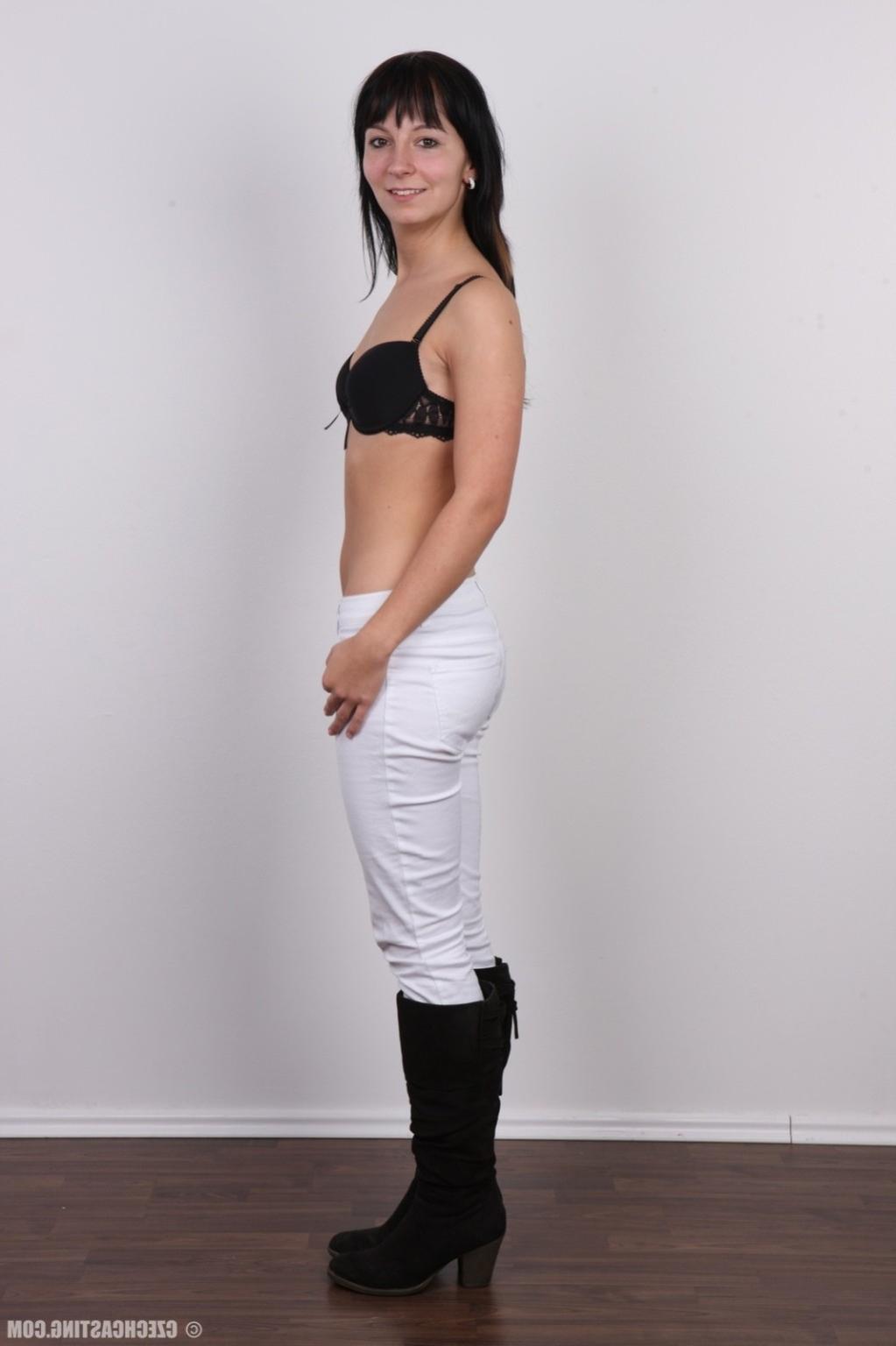 17P Brunette milf shows her nude body