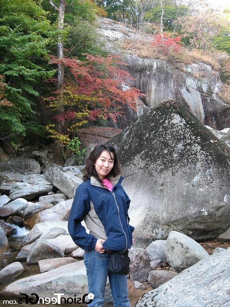 10P Hot Asian chick gives awesome head at outdoor