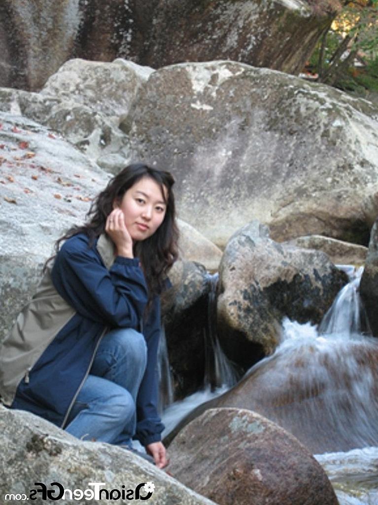 10P Hot Asian chick gives awesome head at outdoor