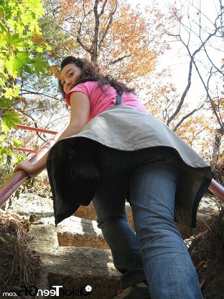 10P Hot Asian chick gives awesome head at outdoor