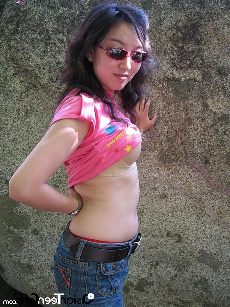 10P Hot Asian chick gives awesome head at outdoor