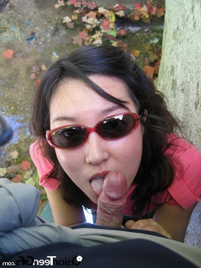 10P Hot Asian chick gives awesome head at outdoor