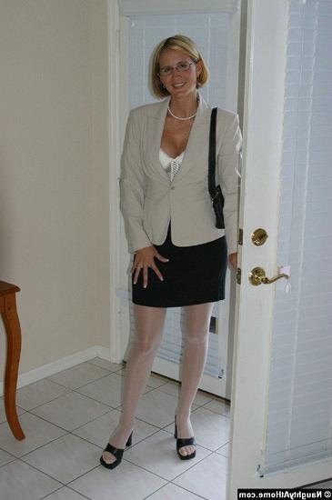 15P Busty MILF Desirae Spencer