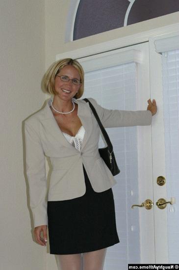 15P Busty MILF Desirae Spencer