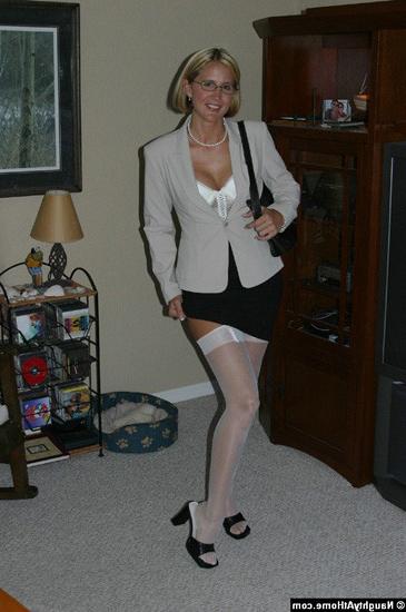 15P Busty MILF Desirae Spencer