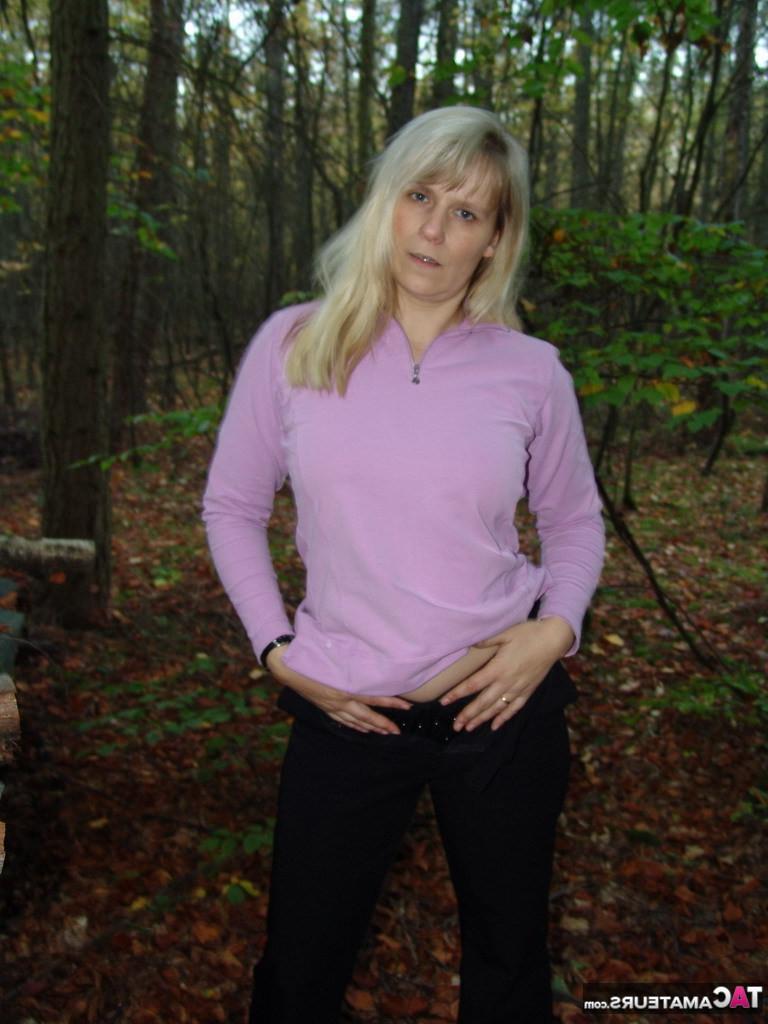 20P Naken In The Woods With My Dildo