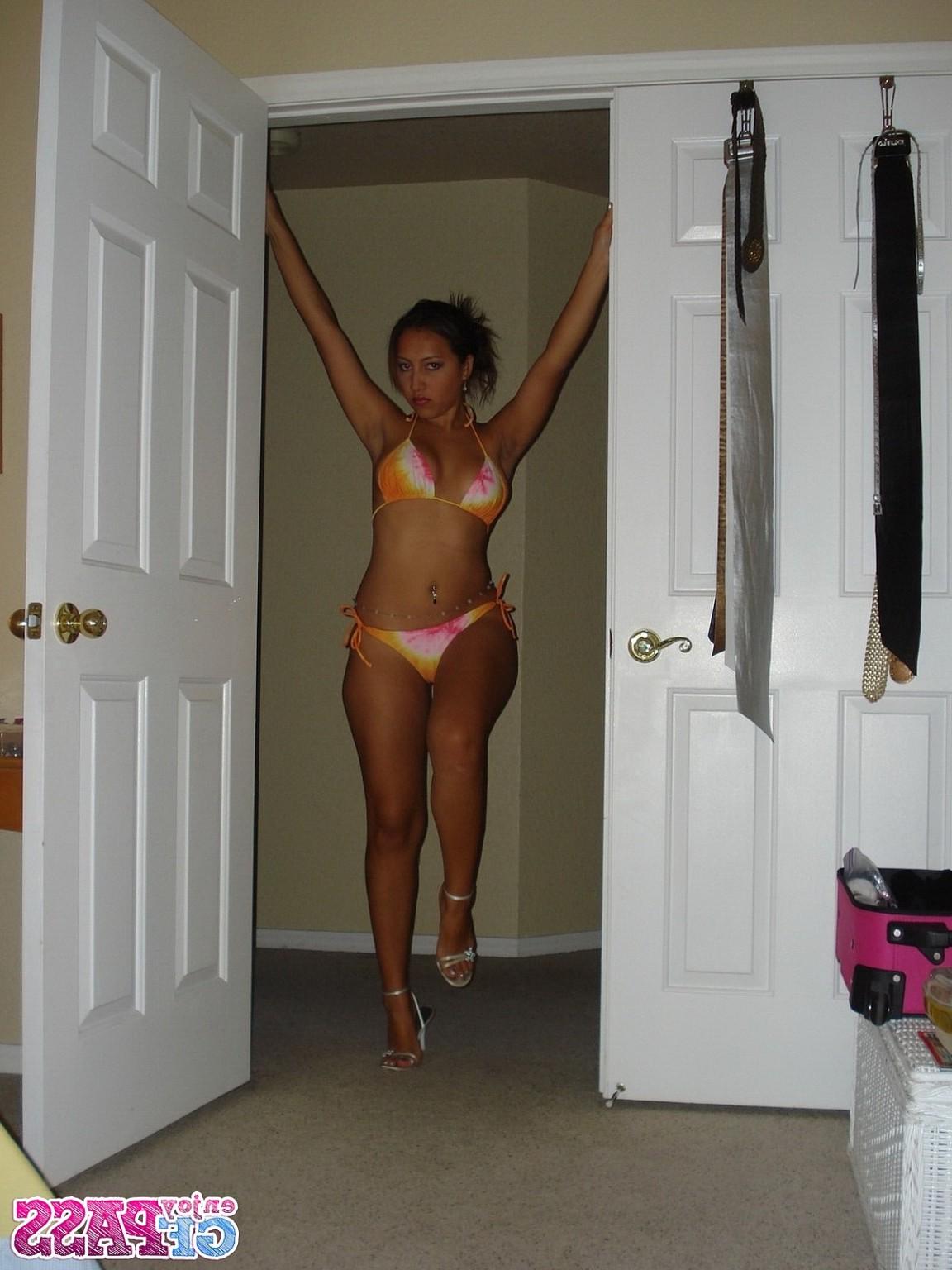 10P Busty babe with nice ass poses in bikini