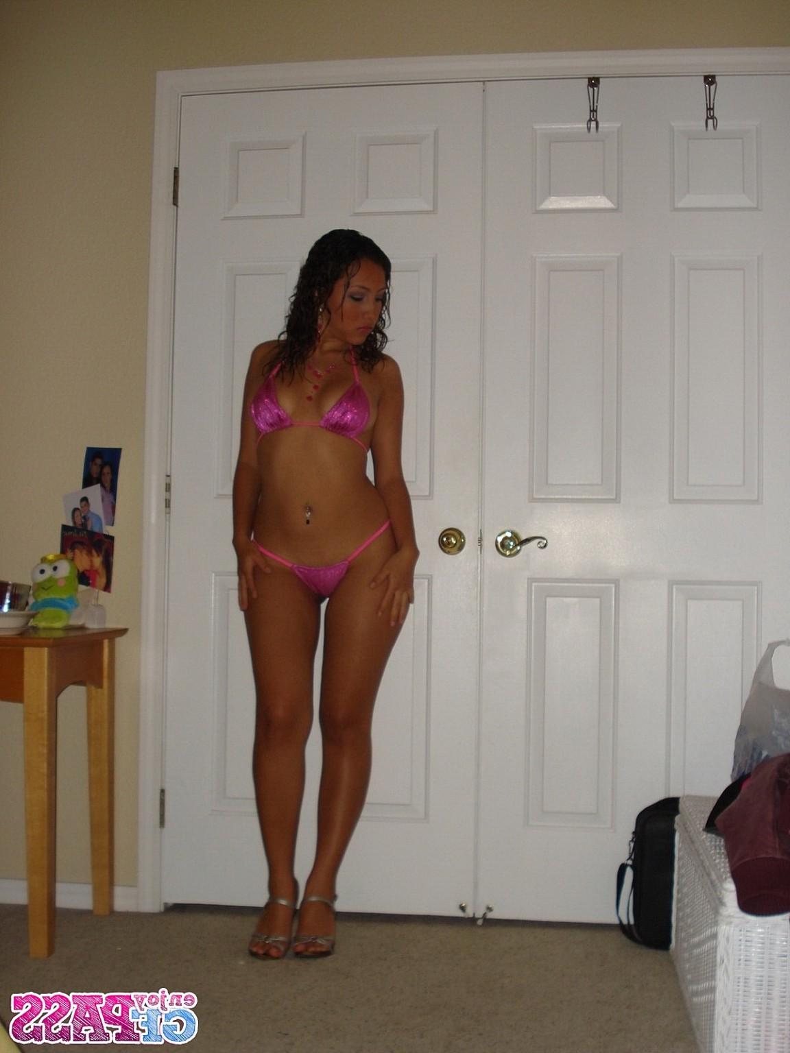 10P Busty babe with nice ass poses in bikini