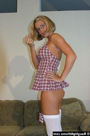 15P Busty MILF Desirae Spencer