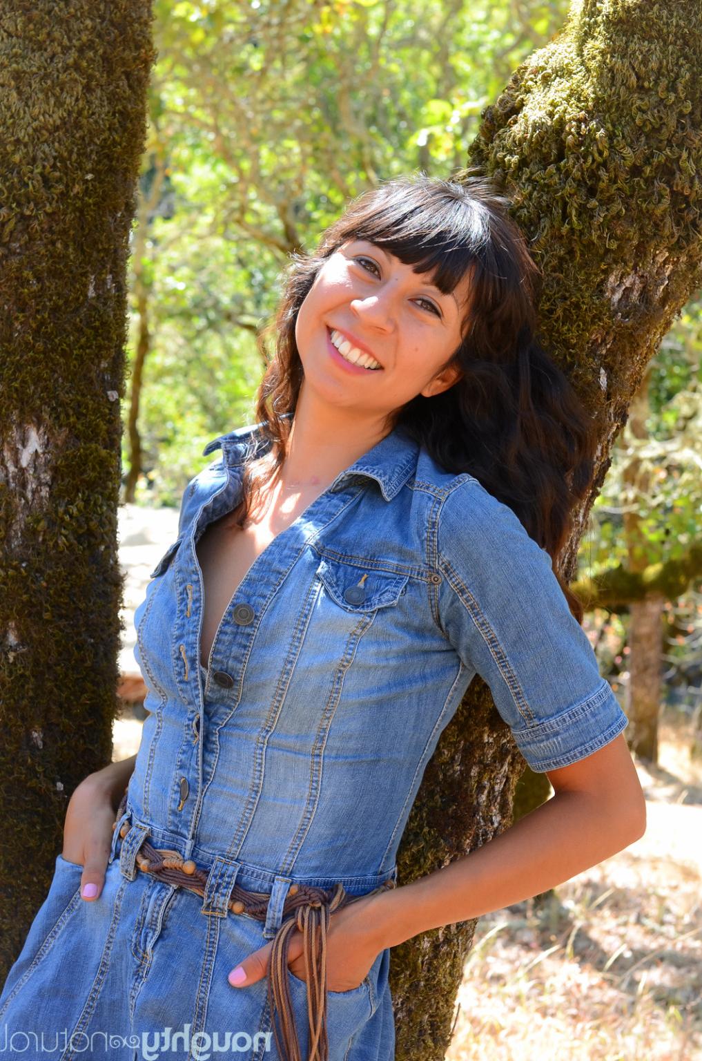 12P Vivi Marie nude outdoor