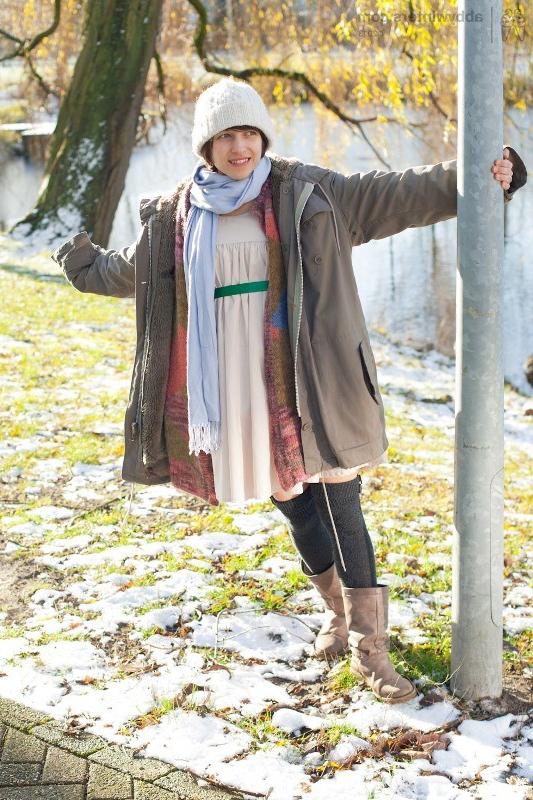 15P Lulu strips and poses outdoor