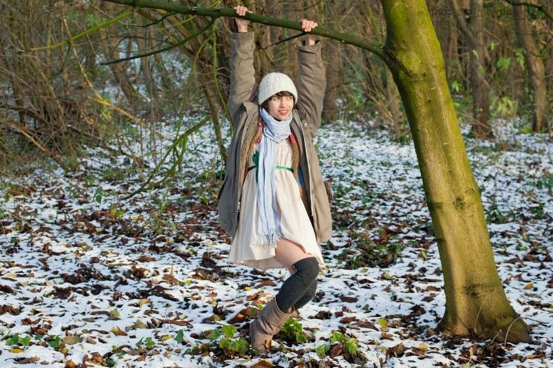15P Lulu strips and poses outdoor