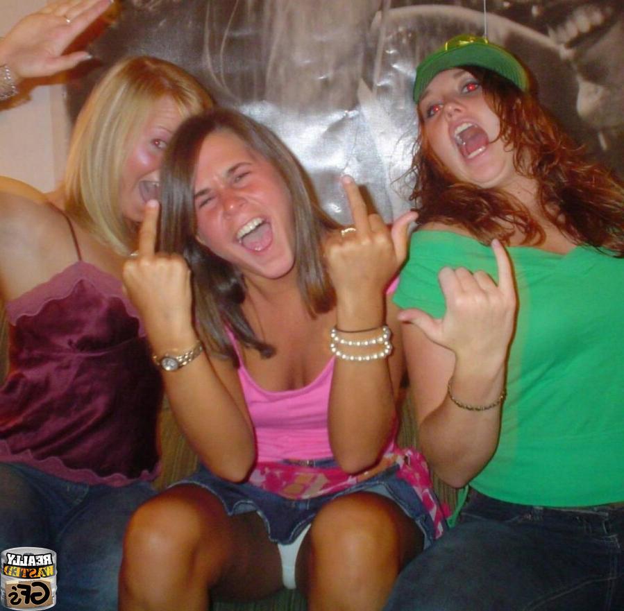 15P Drunk amateur girlfriends partying and flashing