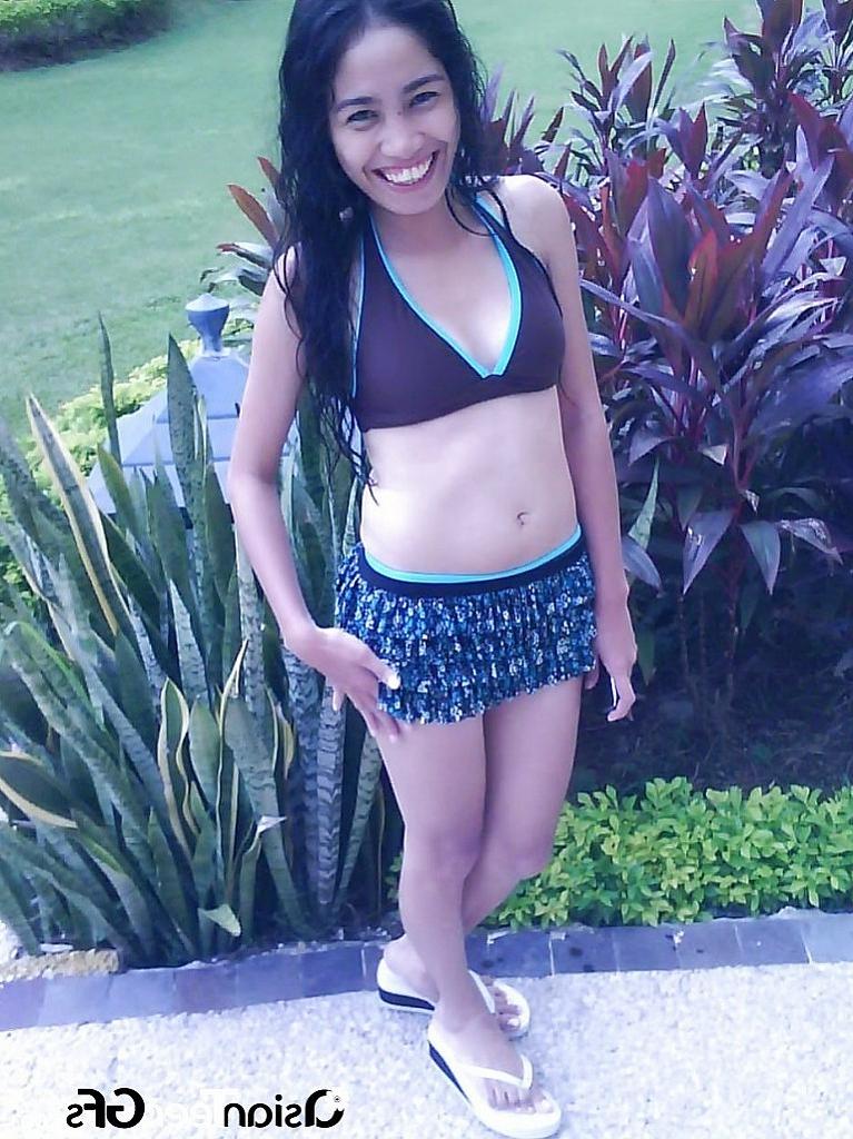 10P Nice young asian chick swimming in pool