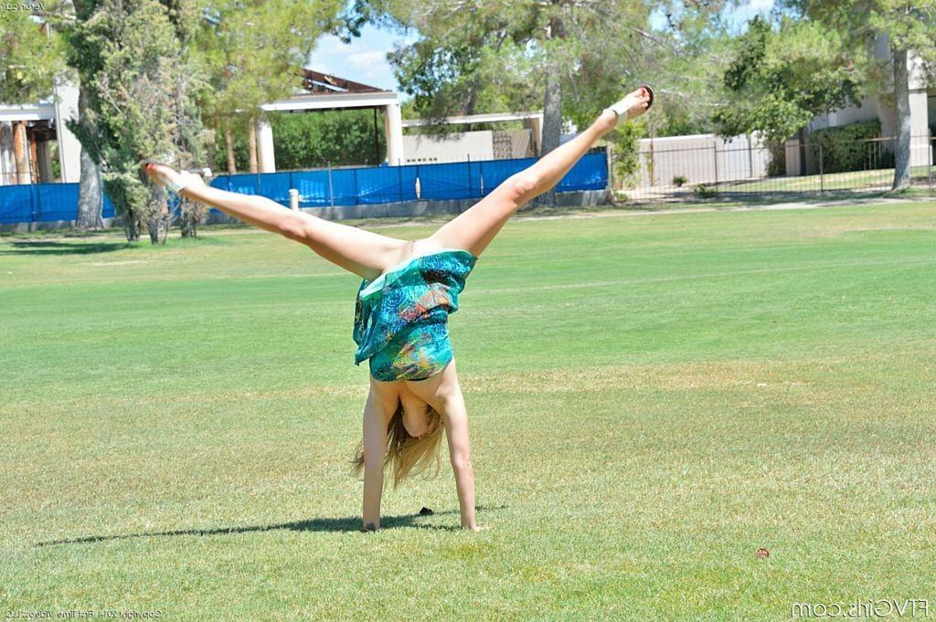 15P Exhibitionist does some naked cartwheels in the park