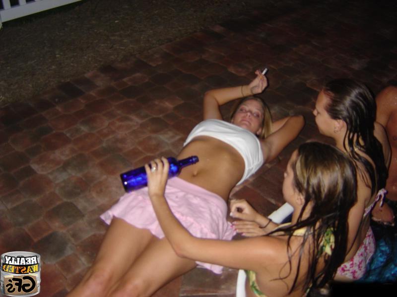 15P Drunk amateur girlfriends partying and flashing