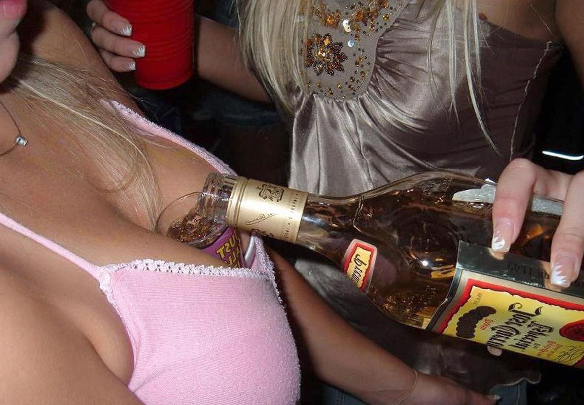 15P Drunk amateur girlfriends partying and flashing