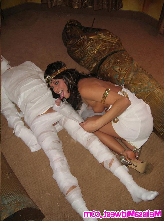 15P Melissa Midwest gives a blowjob at a costume party