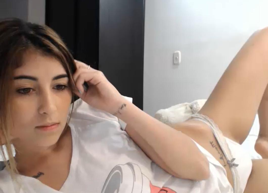 10P Young Hottie Showing Pussy