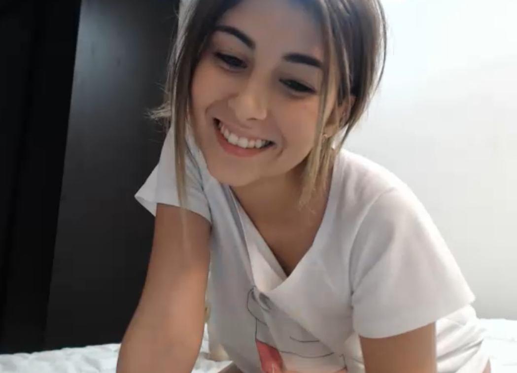 10P Young Hottie Showing Pussy