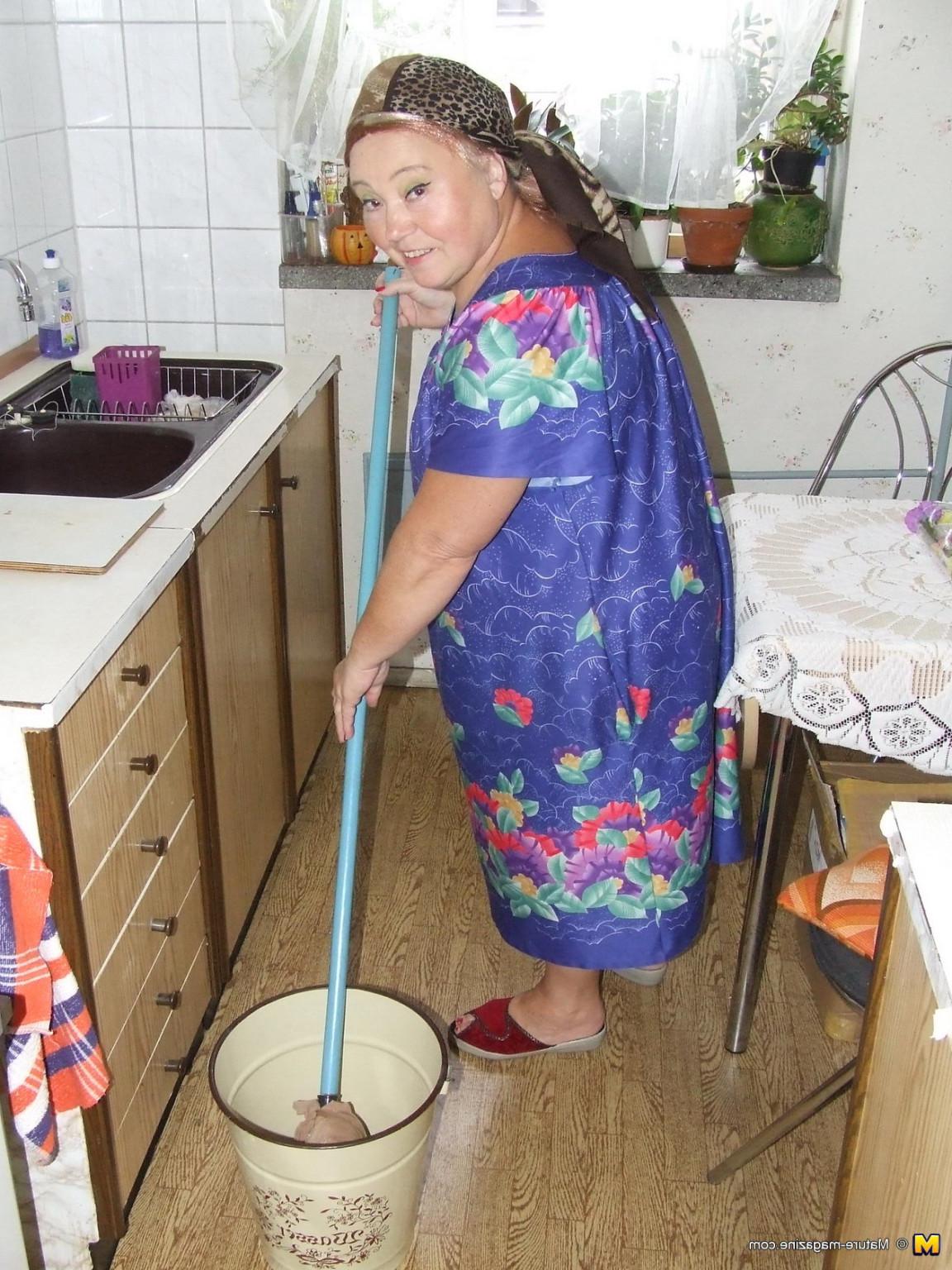 16P Mature cleaning lady makes it dirty