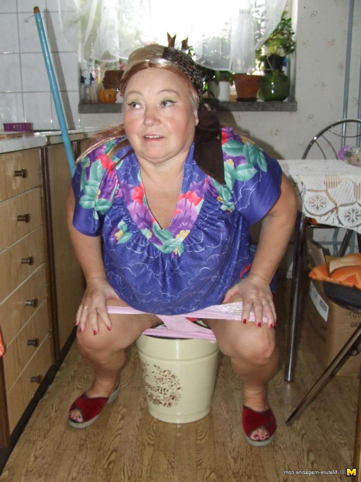 16P Mature cleaning lady makes it dirty