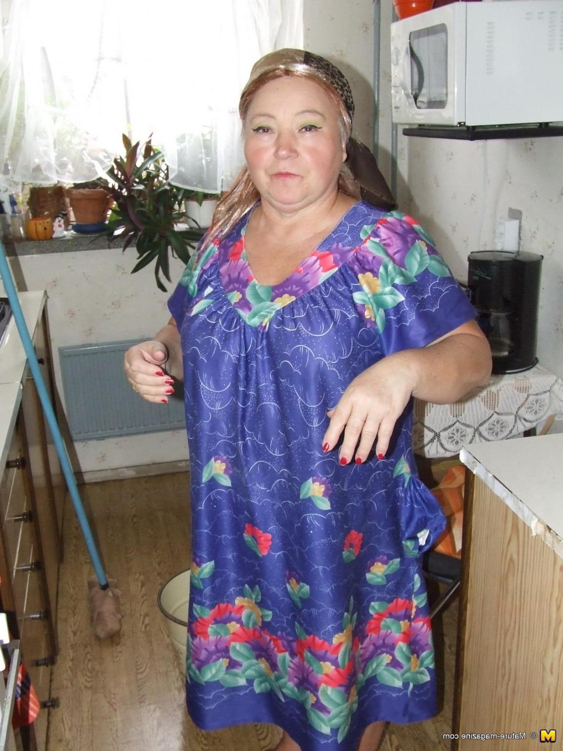 16P Mature cleaning lady makes it dirty