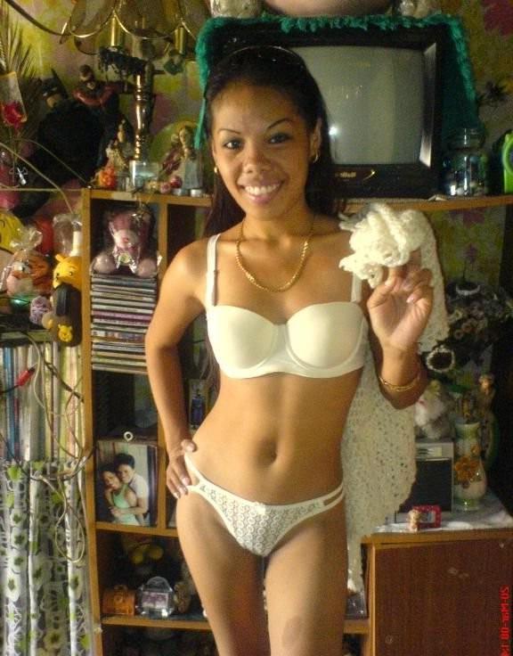 10P Asian slut posing and sticking lollipop up her poontang