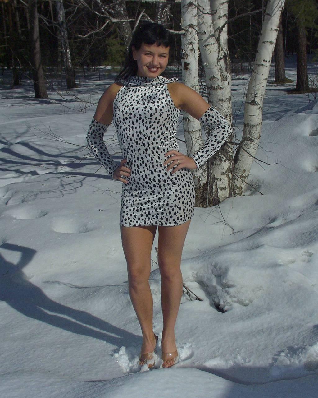 12P Leyla Flashes Outdoor in the snow
