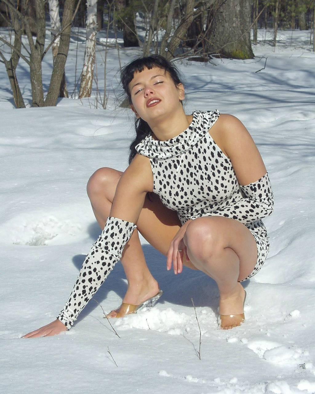 12P Leyla Flashes Outdoor in the snow