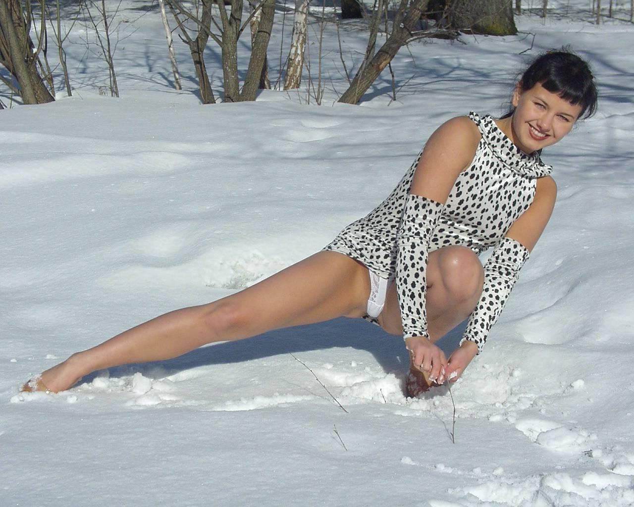12P Leyla Flashes Outdoor in the snow
