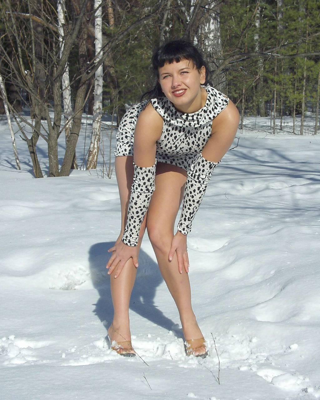 12P Leyla Flashes Outdoor in the snow