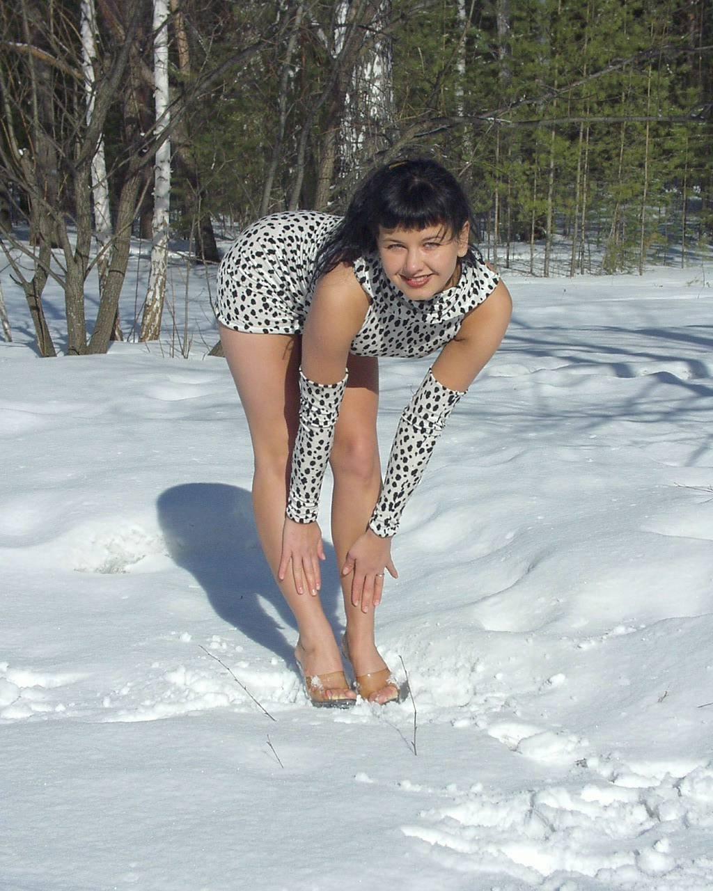 12P Leyla Flashes Outdoor in the snow