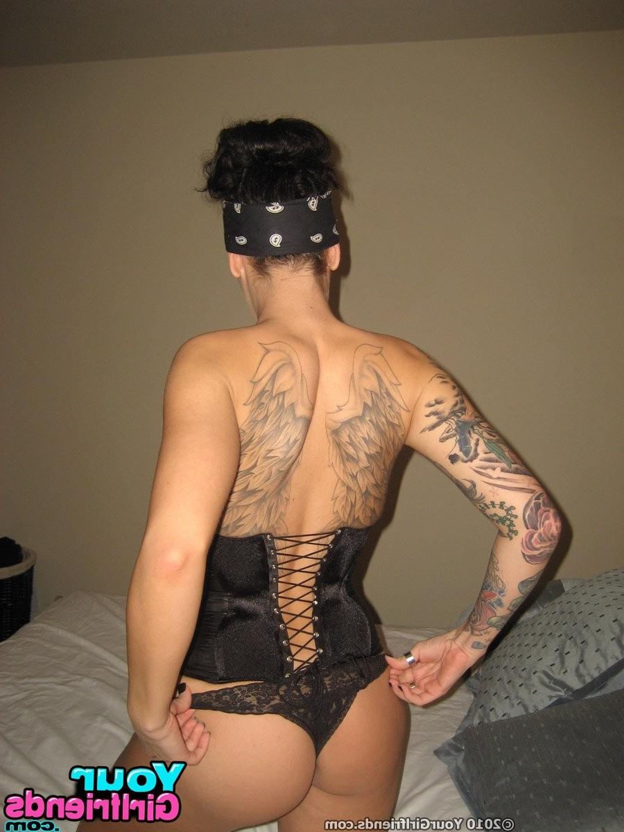 11P Girlfriend covered in tattoos in a corset gets naked in her bedroom.