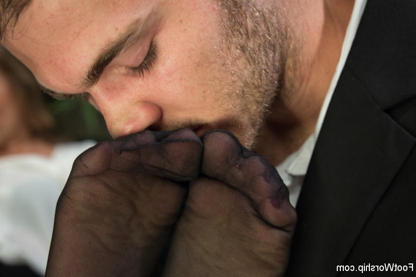 15P Real Couples of Porn: Hot Foot Worship with Christian and Bella!