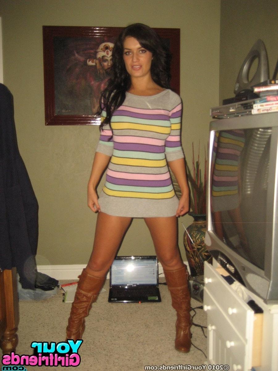 11P Bombshell girlfriend CJ gets naked in her BF's bedroom as he snaps and posts the