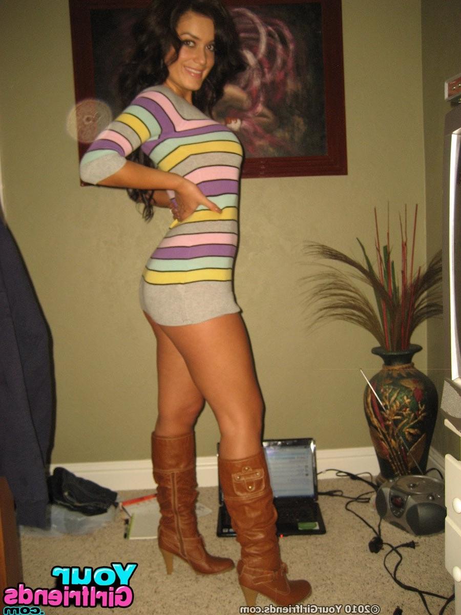11P Bombshell girlfriend CJ gets naked in her BF's bedroom as he snaps and posts the