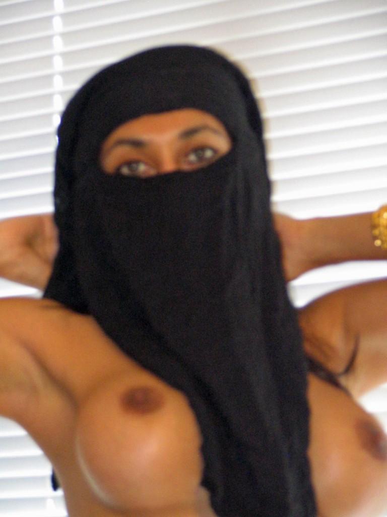 15P Hot body Arab GF with big round tits gets fucked and sprayed with cum