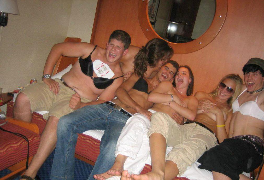 15P Drunk amateur girlfriends partying and flashing