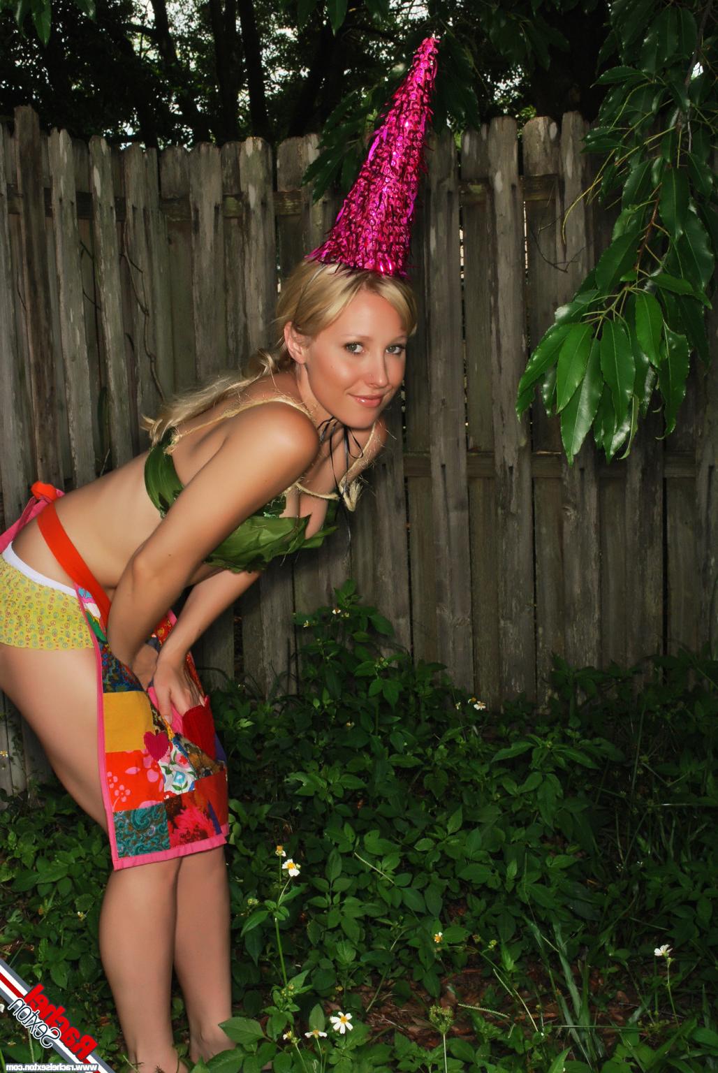 16P Silly blonde girl in cosplay