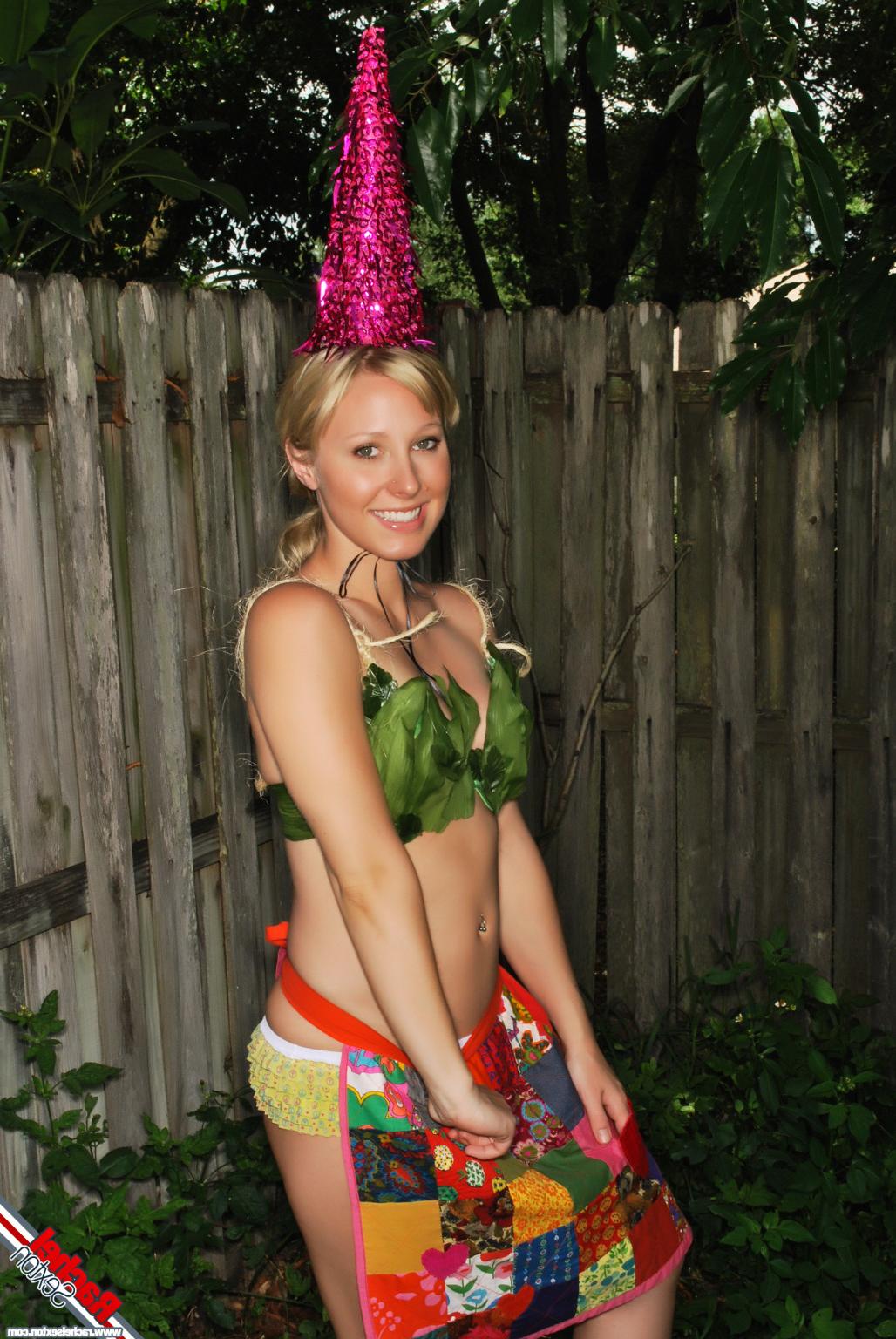 16P Silly blonde girl in cosplay