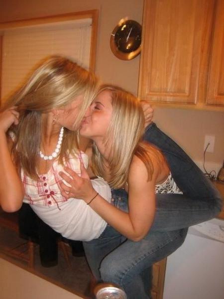 16P Sexy lesbian girlfriends having fun