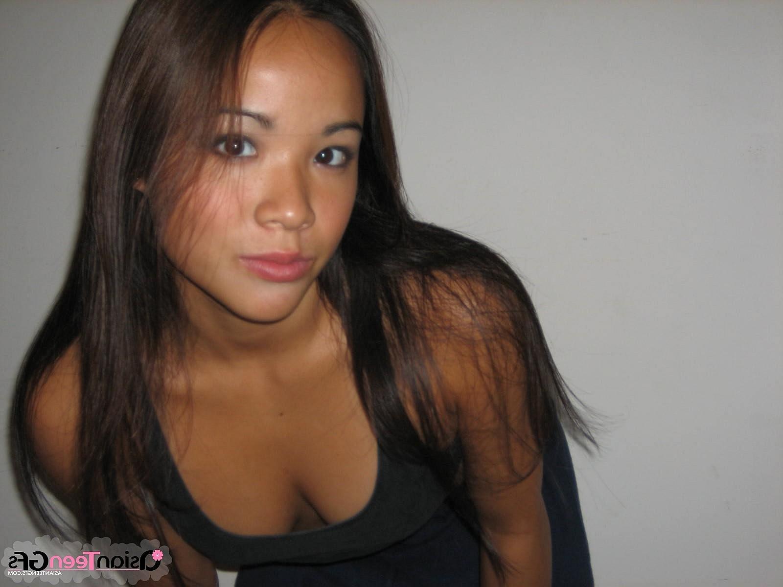 10P Sexy asian teen gf show her young body