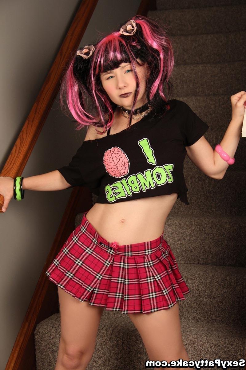 16P Teen zombie lover