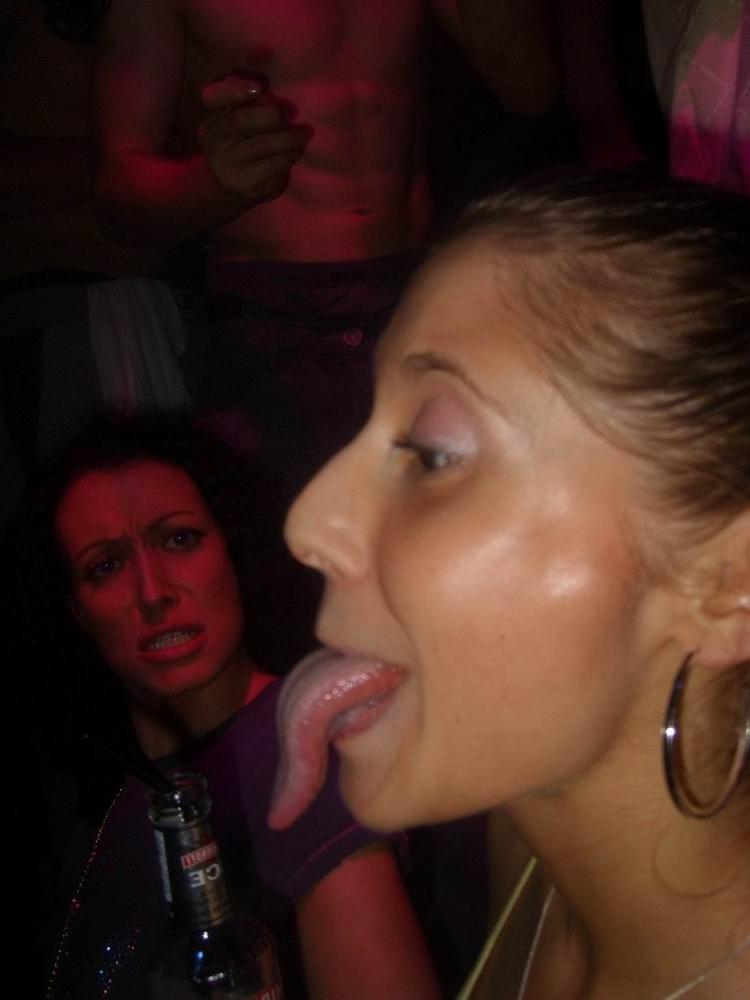 16P Cute amateur teens showing their sexy long tongues