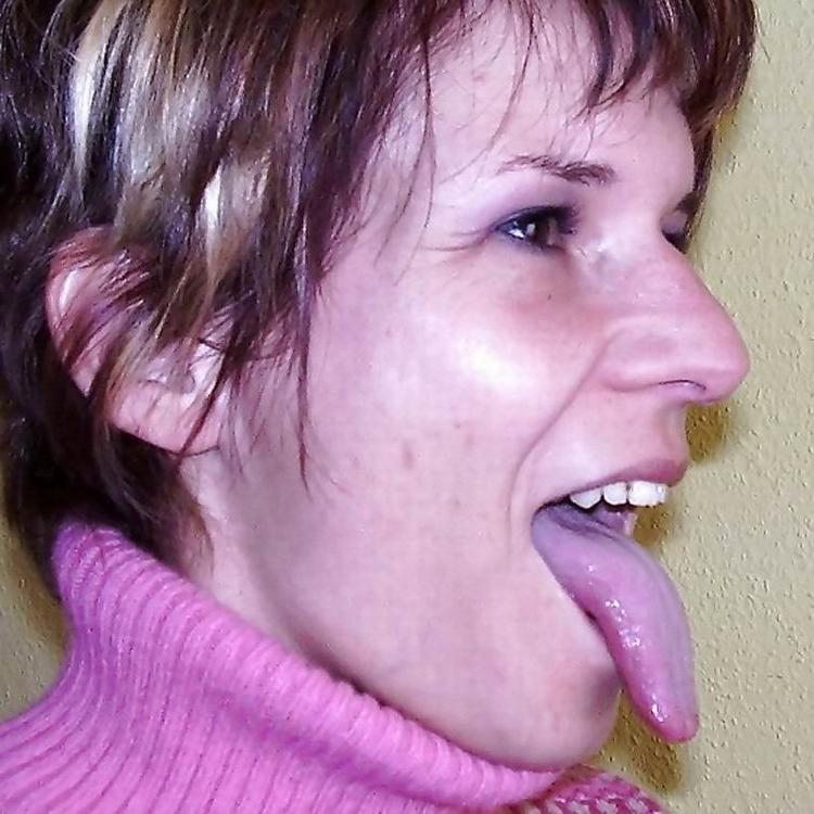 16P Cute amateur teens showing their sexy long tongues