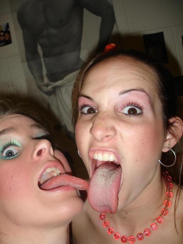 16P Cute amateur teens showing their sexy long tongues