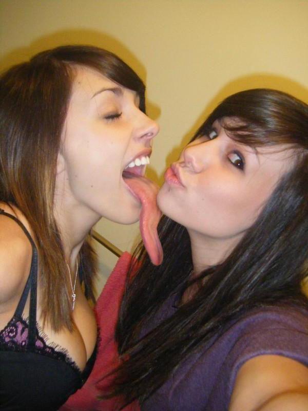 16P Cute amateur teens showing their sexy long tongues