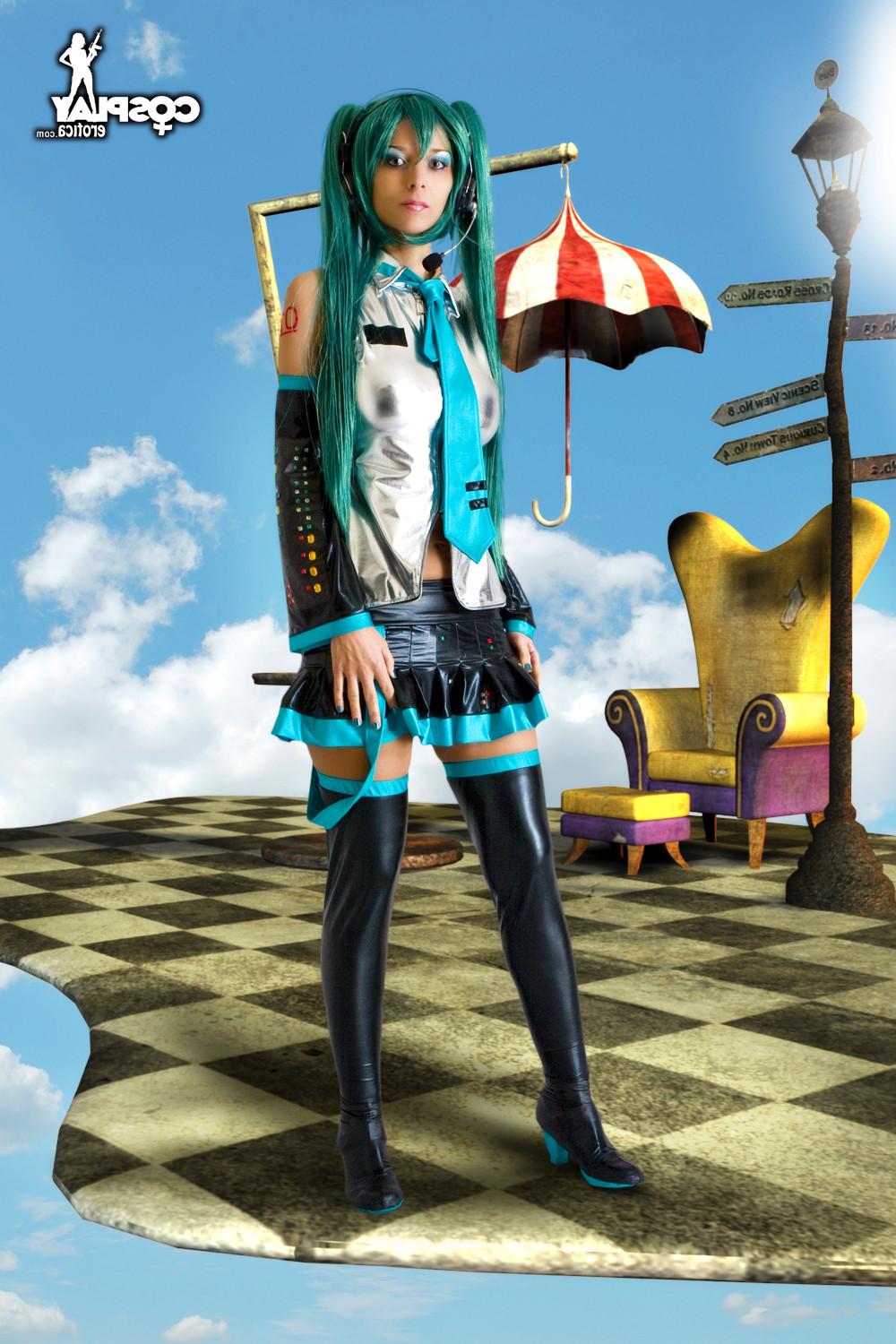 16P Vocaloid Cosplay